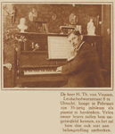 872917 Portret van H.Th. van Vessum (Leidsedwarsstraat 8) te Utrecht achter zijn piano; hij is 35 jaar werkzaam als pianist.